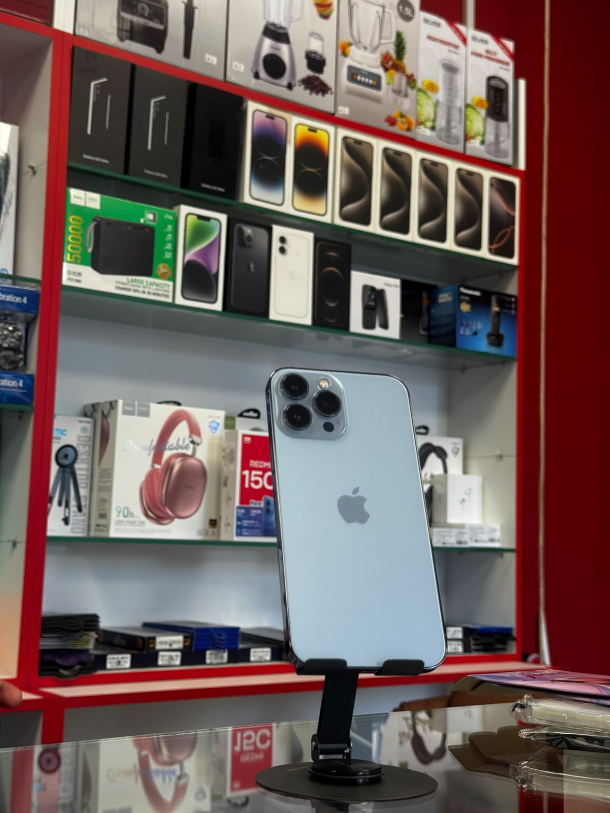 Πίσω όψη iPhone 13 Pro Max στο κατάστημα