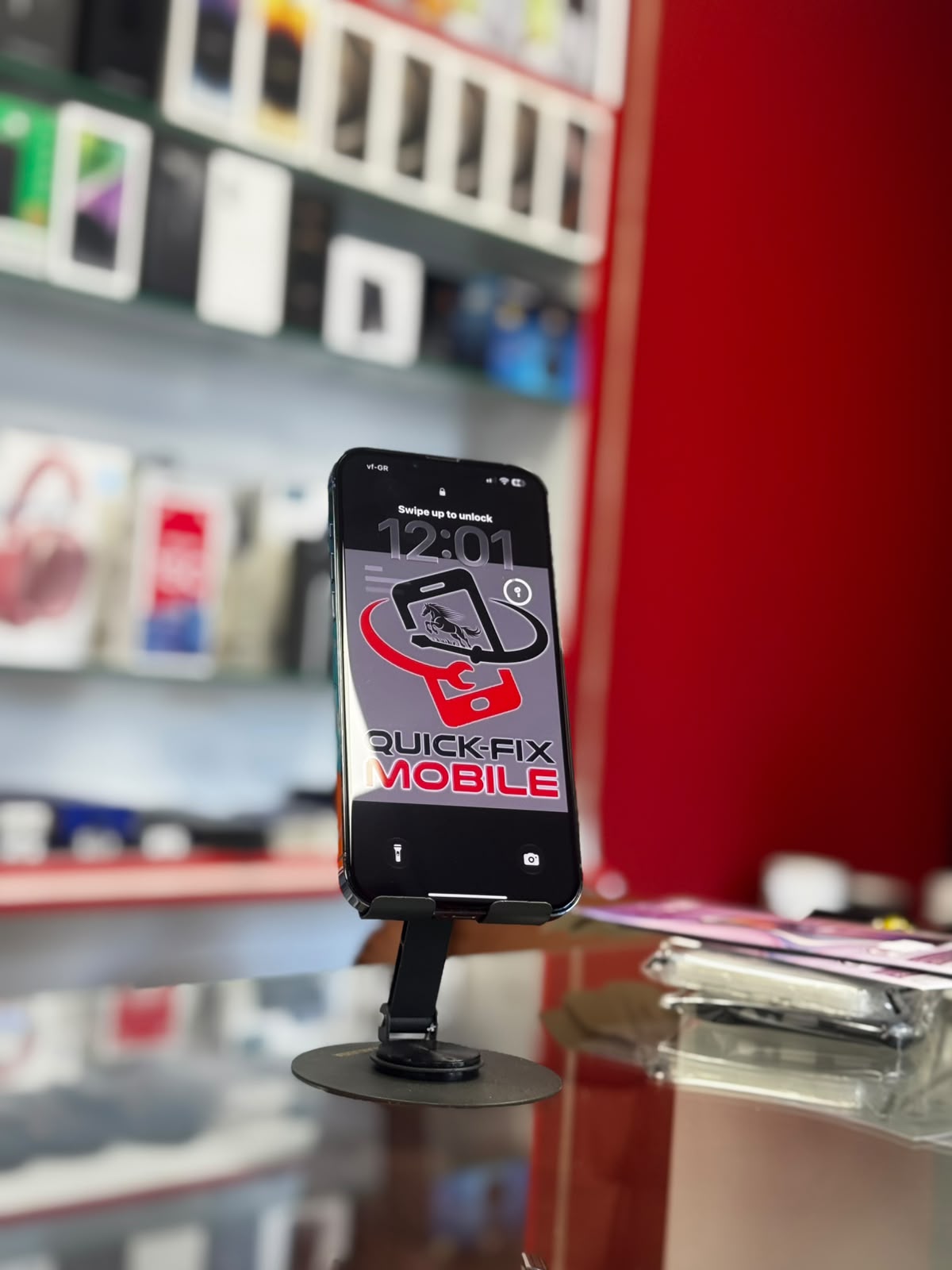 iPhone 13 Pro Max σε βάση παρουσίασης στο QUICK-FIX MOBILE